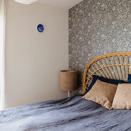 Enjoy The Sound Of Crashing Waves And Ocean Views Græsted